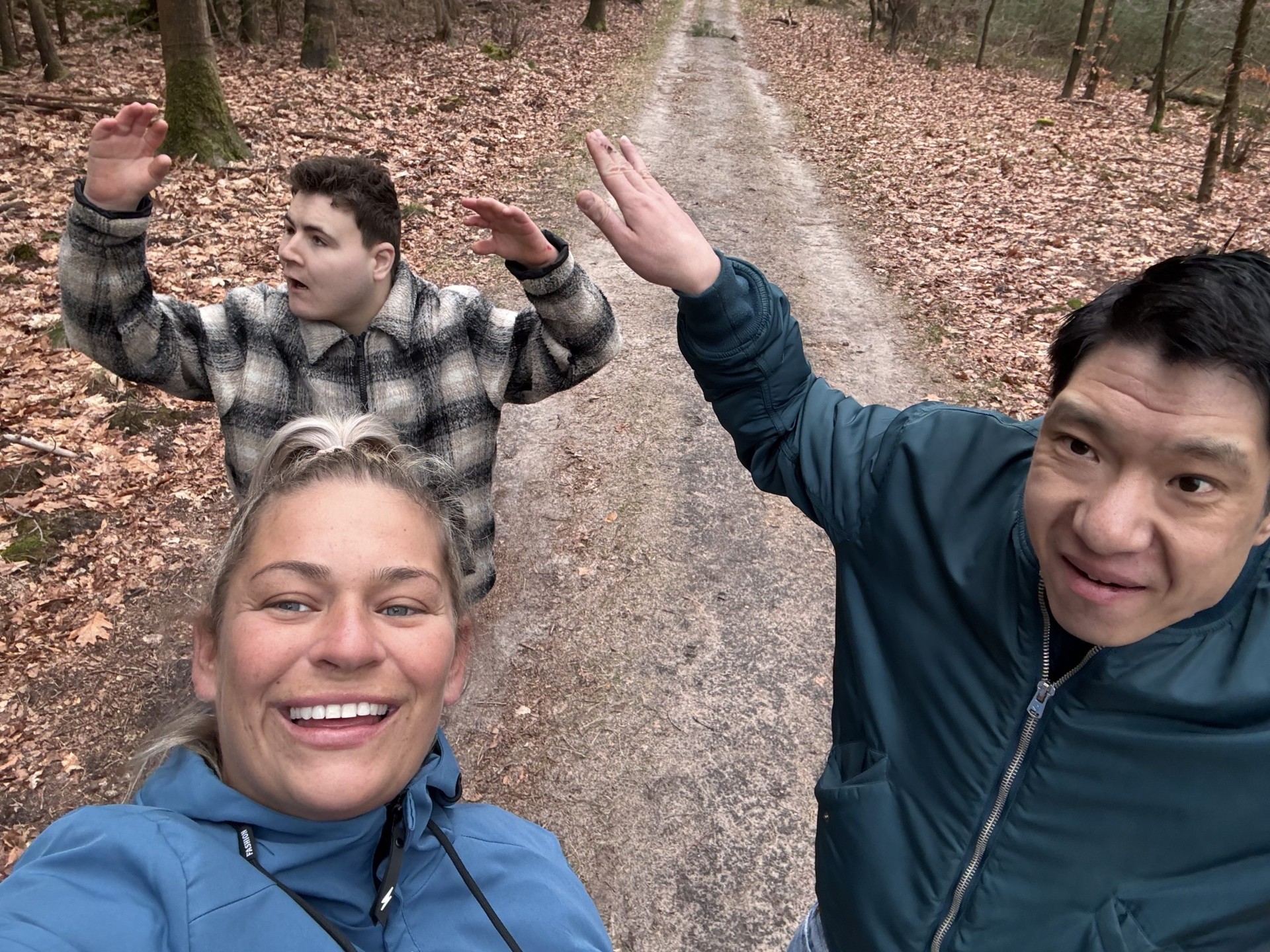 Ashley met cliënten tijdens een boswandeling